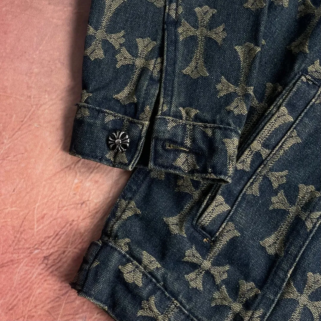 🅿️270 🔘Model No.-KL312 🔘Cro Heart𝐂𝐡𝐫𝐨𝐦𝐞 𝐇𝐞𝐚𝐫𝐭 CH All-over Printed Jacquard Denim Jacket* 2024 Autumn's original work - Cross-printed denim jacket, reconstructing the trend aesthetics with iconic symbols. The all-over dark yellow cross LOGO has been digitally printed and dyed with high precision, and is well-proportioned to release the brand's genes, breaking the monotonous pattern of traditional denim and interpreting low-key luxury. We select 100% denim cotton with heavy-weight thick yarn, and use a special washing process to create a crisp silhouette, taking into account the stiff texture and skin-friendly breathability. The silver buckle on the lapel is inlaid with the exclusive Sanskrit logo, and the custom hardware has undergone multiple polishing treatments, showing precision craftsmanship when opening and closing. The dropped shoulder cut is suitable for various body shapes, and the same design for couples achieves a common style. The quality is fully certified by three standards, which is different from the replica version on the market. From the wiring density to the printing and dyeing fastness, it all reaches professional standards. Wear a knitted sweater inside to create an urban yuppie style, and layer a sweatshirt to unlock street coolness. It is versatile and suitable for all seasons, and injects a pioneering attitude into high-end wear.  Size: S M L XL (46.48.50.52) Color: Blue